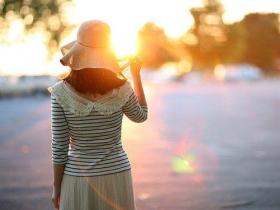 生活不能等待别人来安排,要自已去争取和奋斗