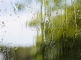 下雨天的心情:静谧中的思绪飘扬